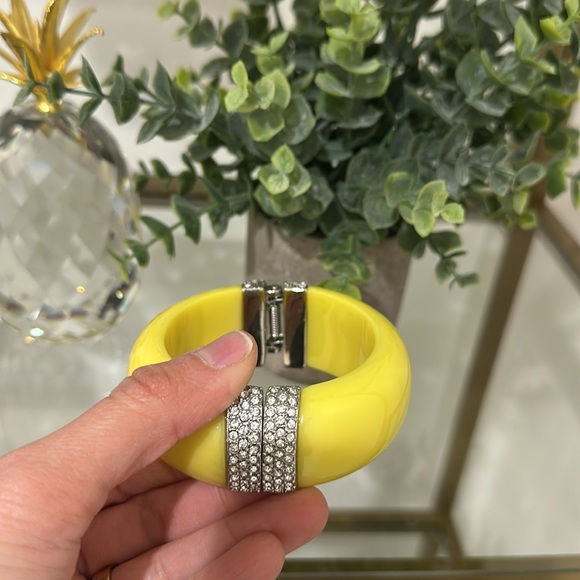 Cache Yellow bangle - Picture 6 of 8
